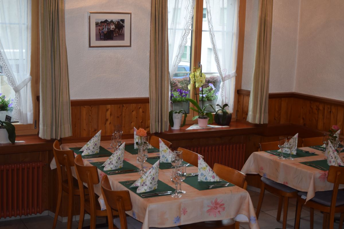 Saal gedeckter Tisch, Restaurant Kreuz, Hauptstrasse 17, 4655 Stüsslingen, Bezirk Gösgen, Solothurn (SO), Schweiz