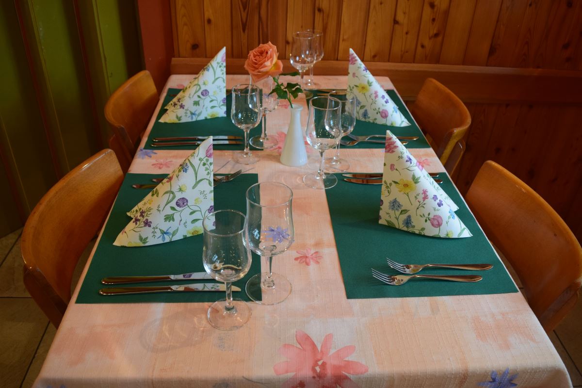 Gedeckter Tisch, Restaurant Kreuz, Hauptstrasse 17, 4655 Stüsslingen, Bezirk Gösgen, Solothurn (SO), Schweiz